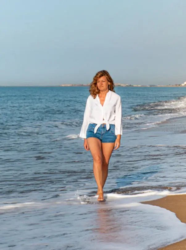 women-on-beach-with-healthy-legs Woman walking on beach with healthy legs